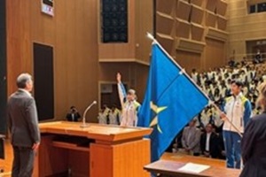 手を挙げて選手宣誓をする鈴木静玖選手の写真