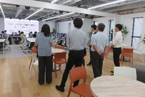 授業を見学する委員4名の写真