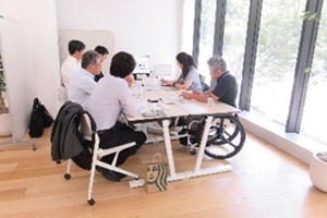 学校関係者から説明を受ける委員4名の写真