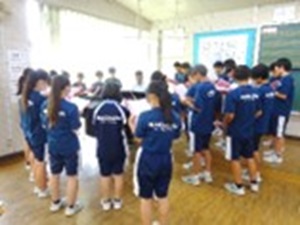 生徒がピアノを囲んでいる写真