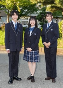 検見川高等学校の新制服（ジャケット着用）の写真