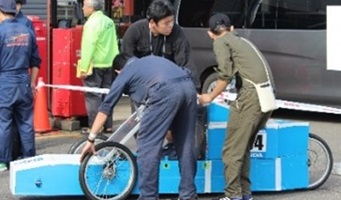 車両を整備する生徒たちの写真