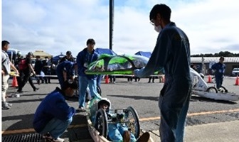 車両に乗り込む生徒の写真