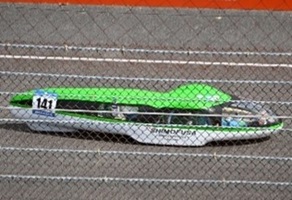 サーキットを走行する車両の写真