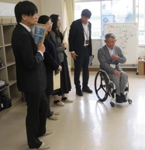 授業を見学する貞廣教育長職務と委員たちの写真