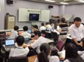 アプリ開発に挑む高校生の写真