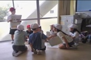 グループに分かれて発表の準備をする児童たちの写真