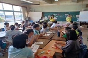 ALTの説明を聞く児童たちの写真