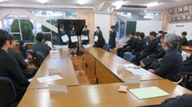 発表をする生徒たちと、視察する委員たちの写真