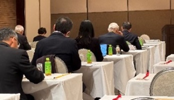 全体会に出席している貞廣委員の写真