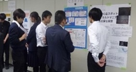 ポスター前で発表する生徒と、説明を聞く生徒や教員の写真