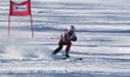 アルペン競技（少年女子）中田選手の滑走中の写真