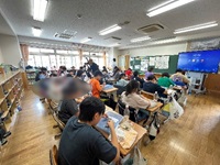 教室で勾玉づくりに取り組む児童生徒たちの写真