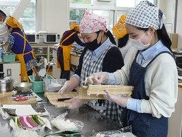 祭り寿司を作る生徒の画像