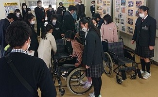 車いすに乗る準備をする子どもたちの画像