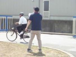 自転車の乗り方を指導している写真