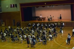 中学校の吹奏楽部が演奏している写真