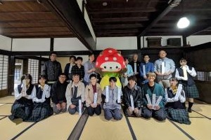 山武市のマスコットキャラクターと記念撮影をしている写真