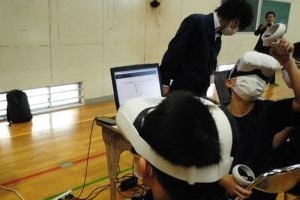 VRを体験している写真