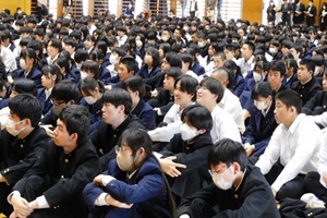 在校生938名が講演を熱心に聞いている様子