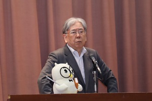中里実氏が登壇し日本の税理士について説明している様子