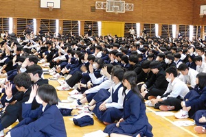 講師の質問に対して生徒が挙手し、講演に積極的に参加する様子