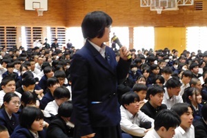 生徒が講師に質問をする様子