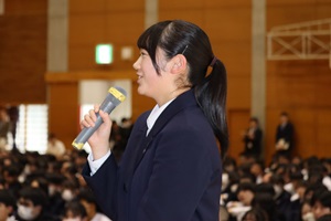 生徒が講師に質問をする様子