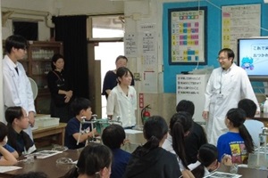 小学生・小学生の保護者・高校生が一緒に映っている写真