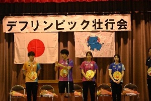 デフ卓球日本代表の灘光晋太郎選手が舞台上で話している写真