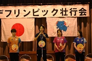 デフ陸上日本代表の長内智選手が舞台上で話している写真