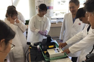 実験結果を確認する生徒たちの写真