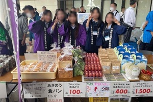 法被を着た生徒たちと販売ブースの写真