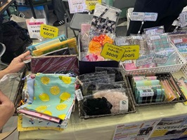 生徒が作成したシュシュや巾着等の写真