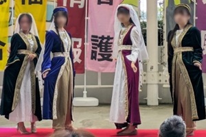 自ら製作した衣装を着てステージに立つ生徒たちの写真