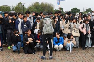 整列する生徒と保護者たちと引率の先生の写真