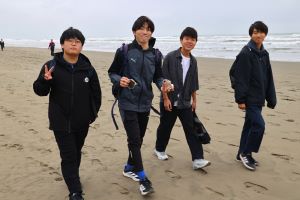 貝殻や海藻を手に持った生徒たちの写真