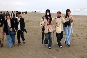 ピースをしながら楽しそうに歩く生徒たちの写真