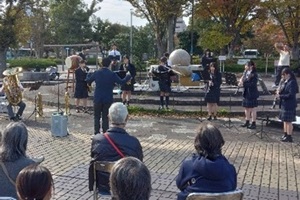 吹奏楽部が演奏を披露している写真