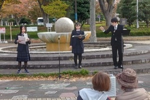 合唱部の3名が舞台に立っている写真