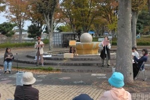 演劇部が衣装を身に付けて発表している写真