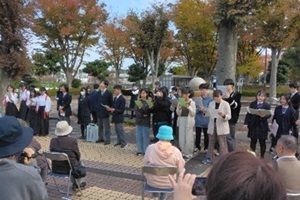 出演した生徒たちが舞台上に集まり合唱している写真