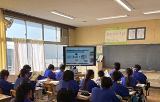 オンラインで企業の担当者から説明を受けている中学生たちの写真