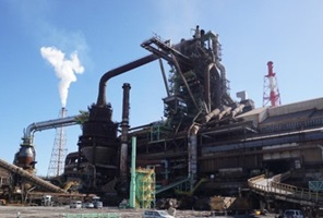 JFEスチール株式会社の大きな高炉の写真