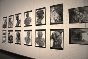 徒たちの授業で制作した石膏デッサン作品を展示している写真