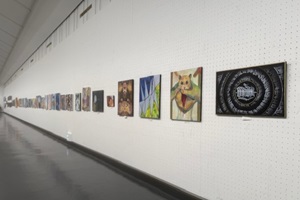 生徒による絵画作品が展示されている写真