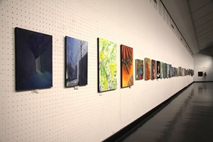 生徒による絵画作品が展示されている写真