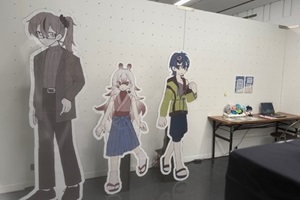 生徒によるオリジナルノベルゲームの登場人物の等身大パネルが展示されている写真