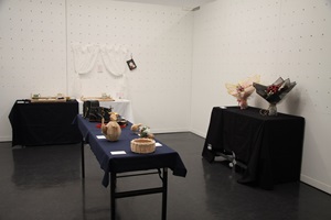 革や籐などを使った工芸作品の展示室の写真