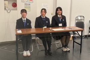 受付担当の生徒3名の写真